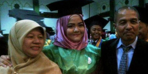 Baru 17 Tahun, Rafidah Lulus Sarjana Kedokteran Termuda