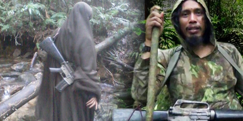 Foto Istri Santoso Gendong Senjata Laras Panjang di Hutan