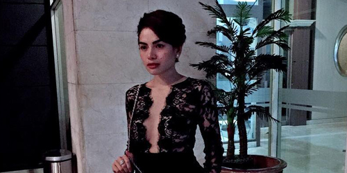 Foto Nikita Mirzani Asyik Judi di Kasino Singapura