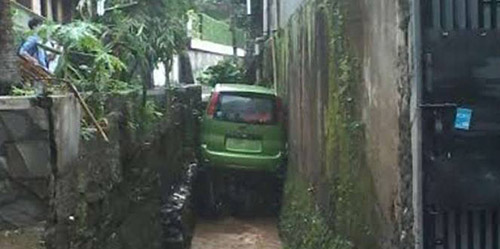 Terseret Arus Banjir, Mobil Ini 'Parkir' di Saluran Air