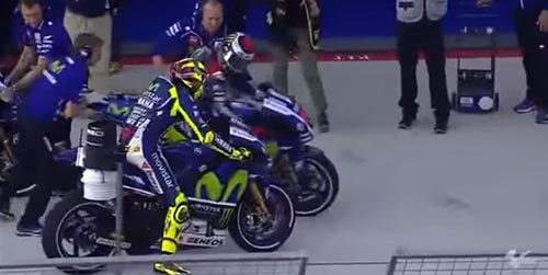 Video: Lorenzo Bentak Rossi Saat Ganti Motor