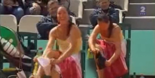 Video Petenis Jelena Jankovic Nekat Ganti Celana di Lapangan