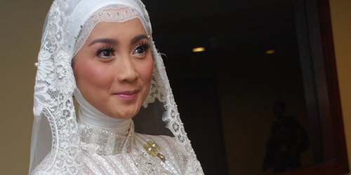 Calon Suami Desy Ratnasari Kepergok Gandeng Seorang Model