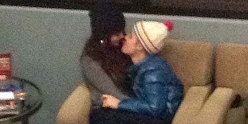 Katanya Putus, Justin Bieber & Selena Gomez Malah Ciuman di Bandara