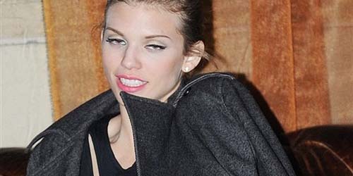 Ups, Anunya Kelihatan Annalynne McCord Tak Pakai Celana Dalam