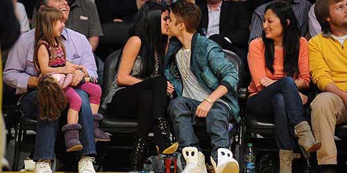 Tonton Pertandingan Basket, Justin Bieber & Selena Gomez Malah Asik Umbar Ciuman!
