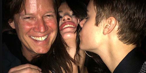 Ulang Tahun, Justin Bieber Beri Selena Gomez Ciuman Mesra