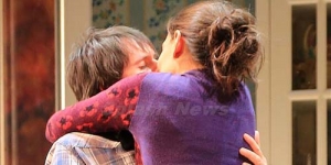 Ciuman Panas Katie Holmes & Josh Hamilton Menuai Kritikan Pedas!