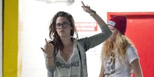 Emosi, Kristen Stewart Acungkan Jari Tengah Ke Paparazi