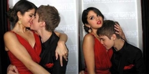 Foto Mesra Justin Bieber & Selena Gomez di 'Photo Booth' Vanity Fair