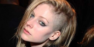 Gaya Rambut Pitak Sebelah Ala Avril Lavigne
