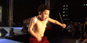 Hwang Min Woo 'Psy Kecil' Tampil Topless saat Ber-Gangnam Style