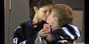 Justin Bieber dan Selena Gomez Berciuman Saat Lihat Pertandingan Hockey