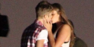 Justin Bieber Terlihat Berciuman Mesra dengan Gadis Lain!