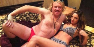 Kelly Brook Berpose Menggoda di Ranjang dengan Leigh Francis