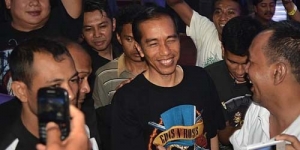 Kenakan Kaos GNR, Jokowi Nonton Konser Guns N' Roses