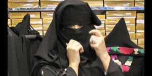 Kim Kardashian Pakai Cadar dan Jilbab