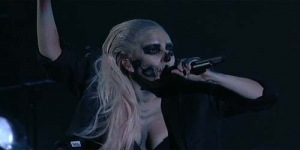 Lady GaGa Jadi Zombie Di Panggung Nominasi Grammy 2012