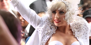 Lady GaGa Rela Berbusana Sopan Demi Jakarta!