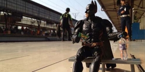 Lucu! Parodi Batman Nongkrong di Stasiun Senen Jakarta
