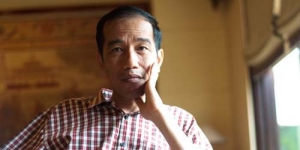 Merakyat! Nonton OVJ, Jokowi Pilih Duduk Lesehan