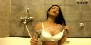 Model India Poonam Pandey Rilis Video Semi Vulgar
