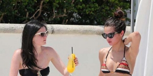 Ngaku Single, Selena Gomez Seksi dengan Bikini Mini