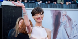Pakai Gaun Berdada Mirip 'Puting', Anne Hathaway Dibully