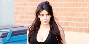 Payudara Semakin Besar, Kim Kardashian Pede Tidak Pakai Bra