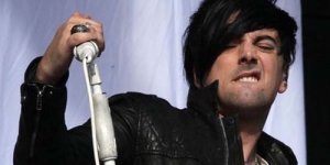 Pedofil & Suka Bercinta dengan Hewan, Vokalis Lostprophets Ditahan