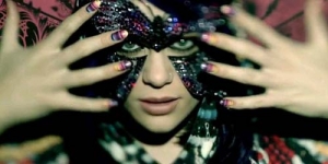 Penampilan Unik Jessie J di Video Klip Single Terbarunya 'Domino'
