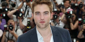 Sudah Balikan, Robert Pattinson Malah Kepergok Mesra dengan Wanita Lain!