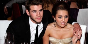 Tiga Tahun Pacaran Miley Cyrus - Liam Hemsworth Resmi Tunangan