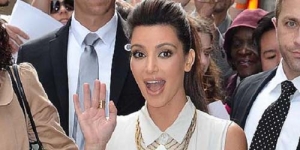 Ups! Pakai Baju Tipis, Puting Kim Kardashian Kelihatan