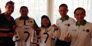Cristiano Ronaldo Beri Jersey Nomor 7 Kepada Presiden SBY dan Ibu Ani