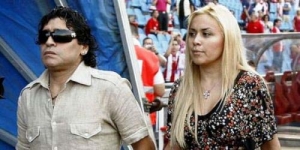 Maradona Cium Kekasihnya, Oliva Di Depan Menpora Roy Suryo