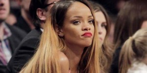 Rihanna Gugat Topshop Karena Jualan Kaos dengan Gambar Dirinya