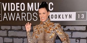 Katy Perry Kenakan Gaun Bekas Coco Rocha di MTV VMA 2013