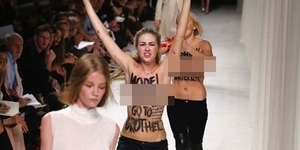 Dua Wanita Topless Kacaukan Paris Fashion Week