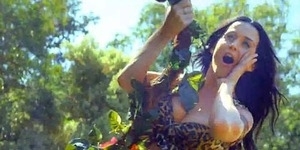 Katy Perry jadi Tarzan Cantik di Video Roar