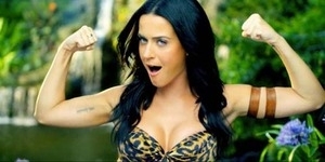 Terdampar di Hutan, Katy Perry jadi Tarzan Seksi di Video 'Roar'