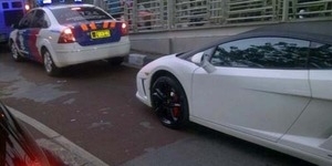 Aksi Lamborghini Dikawal Polisi Terobos Jalur Busway