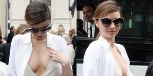 Miranda Kerr Pamer Belahan Dada Seksi di Paris Fashion Week