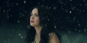 Katy Perry Ditabrak Mobil di Video Unconditionally