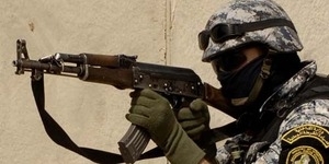 Ekstrem, Tentara Yaman Perbaiki Mobil Mogok dengan Senapan AK-47