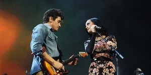 John Mayer Cium Mesra Katy Perry di Atas Panggung