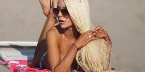 Lepas Bikini, Courtney Stodden Pamer Payudara di Pantai