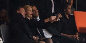 Obama Dikritik Gara-gara Foto Narsis Di Pemakaman Nelson Mandela