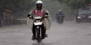 10 Tips Aman Bersepeda Motor di Jalanan Basah