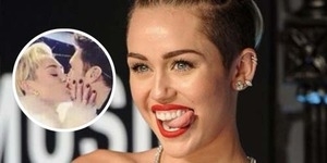 Awali Tahun Baru, Miley Cyrus Cium Bibir Ryan Seacrest